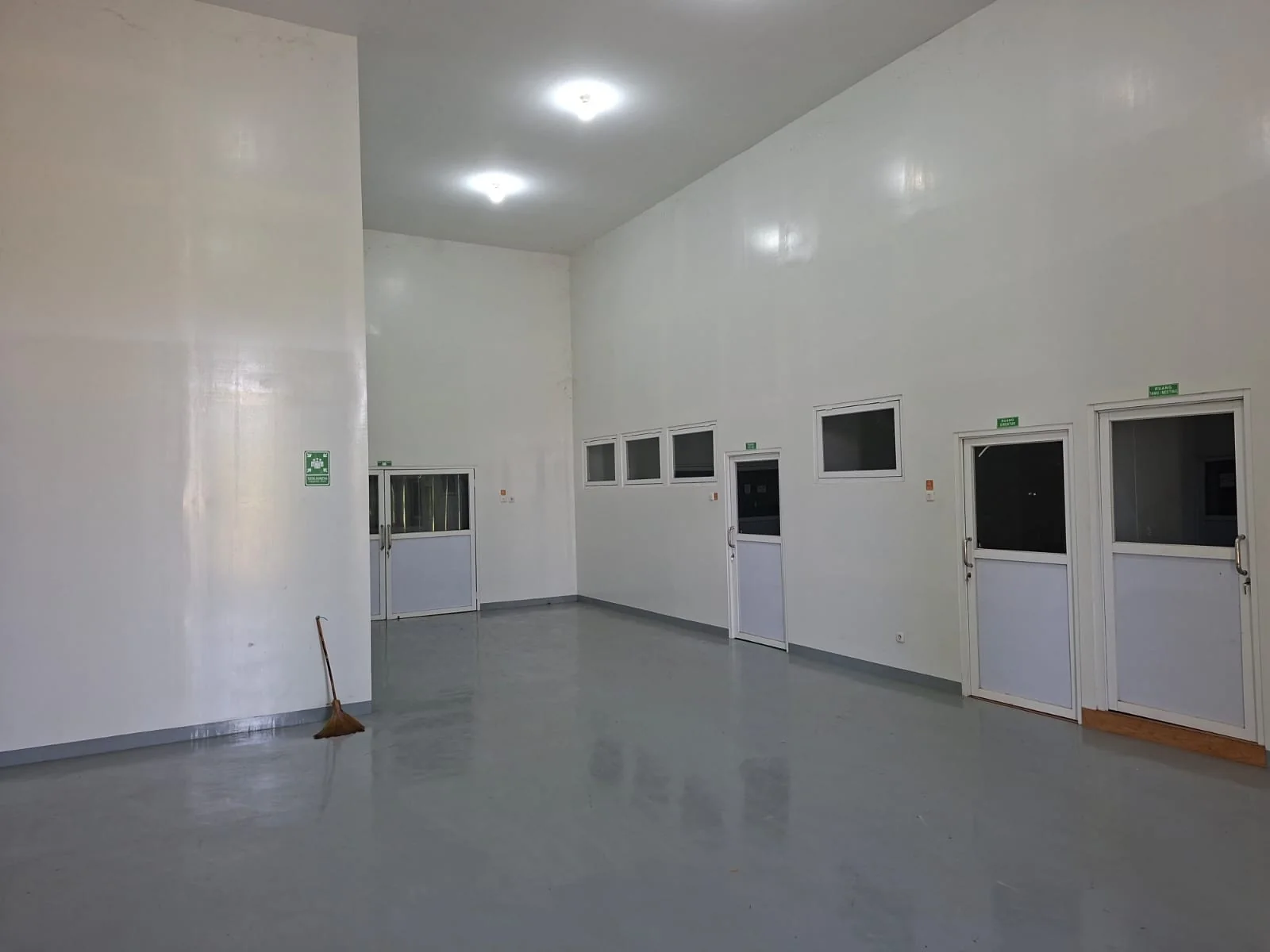 Area interior pabrik dan akses ruang produksi NUTRIFARMA
